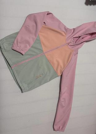 Яскрава куртка softshell для дівчинки