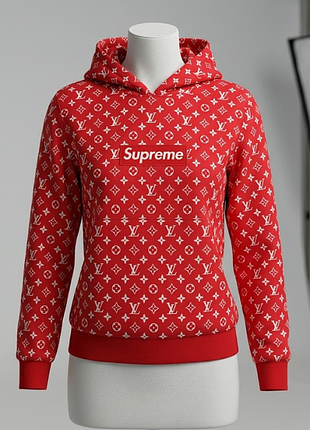 Худі з колаборації supreme x louis vuitton у класичному червоному кольорі з білим монограмним принтом.матеріал: 100% бавовна розмір l-m