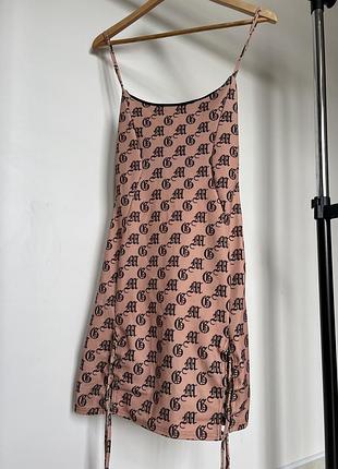 Міні плаття з брендовим принтом missguided та завязками знизу
