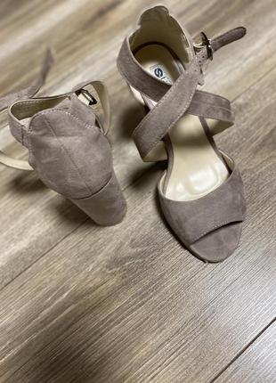 Босоножки на каблуке