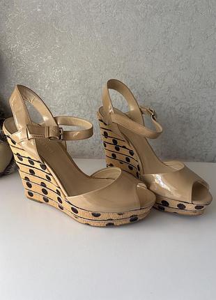 Бежеві босоніжки enzo angiolini