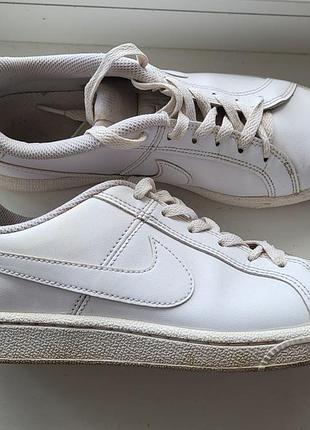 Кроссовки женские nike court royale, классическая модель в теннисном стиле.