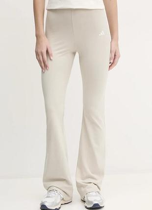 Легінси спортивні штани adidas essentials small logo jd3072 бежевий flare fit