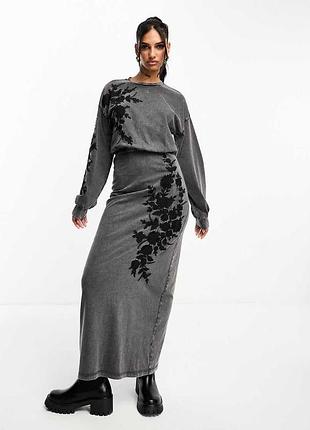 Сукня-світшот від бренду asos design, яка поєднує комфорт повсякденного одягу та ефектний дизайн