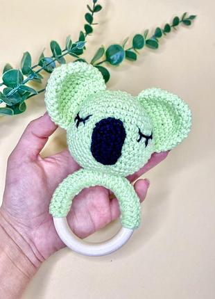 Вязаная игрушка-погремушка на деревянном кольце (грызунок) коала м`ята