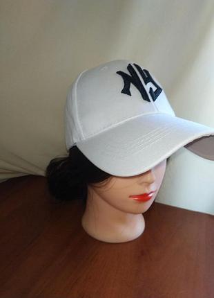 Бейсболка с вышивкой "ny" белый
