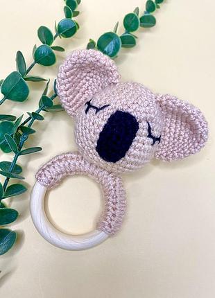 Вязаная игрушка-погремушка на деревянном кольце (грызунок) коала пильно рожевий