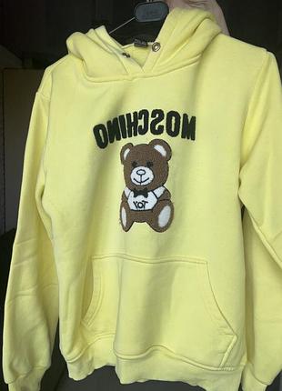 Жовте худі від бренду moschino з фірмовим принтом ведмедика.розмір m