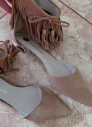Бежеві замшеві босоніжки із китицями river island 37рр