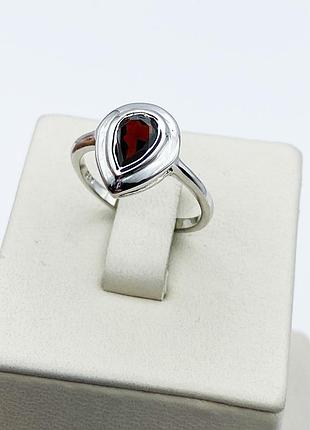 Каблучка срібна з гранатом 17,5 3,03 г