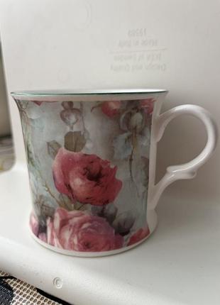 Вінтажна порцелянова чашка від британського виробника crown staffordshire, відомого своєю високоякісною кістяною порцеляною з середини 19 століття.