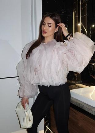 Невесомая блузка в виде облачка🔥🔥🔥
выглядит невероятно дорого и стильно🤗