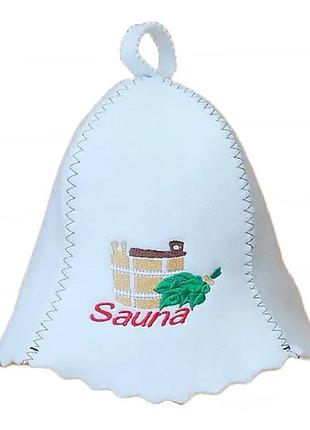 Шапка для бані та сауни з яскравою вишивкою "діжка sauna з віником" біла