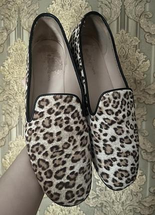 Шкіряні туфлі лофери сліпони stuart weitzman з леопардовим принтом
