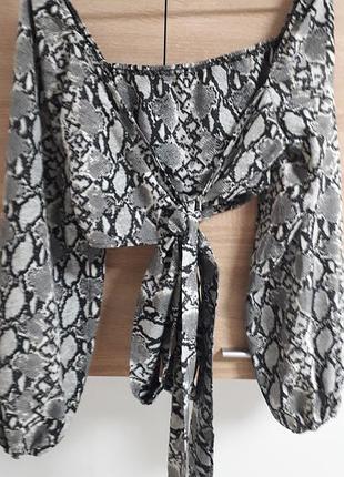 Shein
38/m/46
 кроп-топ со змеиным принтом, маэ длинные объемные рукава и завязки 
идеальное состояние