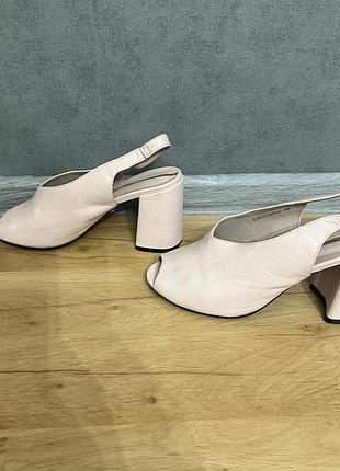Шкіряні пудрові босоніжки