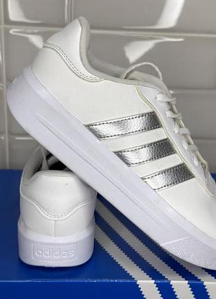 Кеди adidas court platform білого кольору зі срібними смужками.