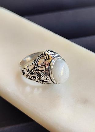 Кільце з натуральним місячним каменем. кільце овал адуляр в сріблі . розмір 17,5. індія.