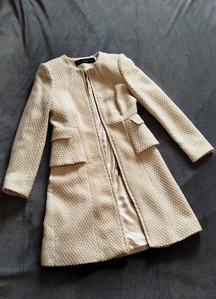 Zara.приталенное пальто в светлом цвете.