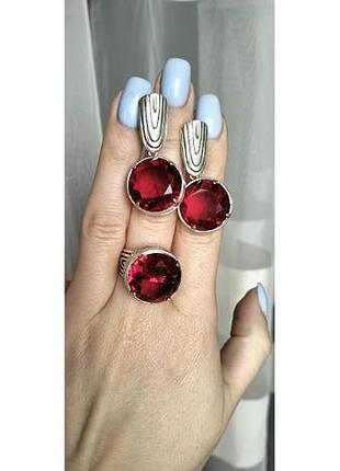 Серебряный комплект от хартов с красными камнями 18.5