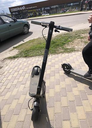 Самокат дукаті дата випуску 2022 причина продажу хочу новий самокат з батереєю все добре їде 25км/год буду вдячний уважно дивиться на фото