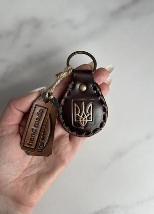Коричневий шкіряний брелок «герб»