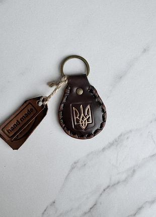 Коричневий шкіряний брелок «герб» 2
