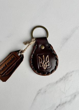 Коричневий шкіряний брелок «герб» 3