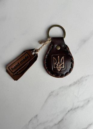 Коричневий шкіряний брелок «герб» 4