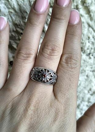 Серебряное кольцо с красным камнем