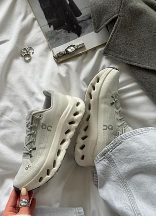 Cloudtilt grey white