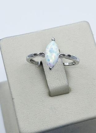 Каблучка срібна з білим опалом 17,5 1,28 г