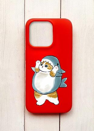 Матовый чехол на iphone 15 pro красный :: котенок акула (принт 379)