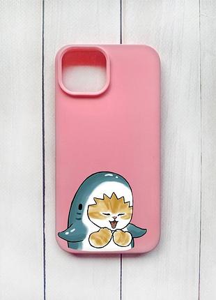 Матовый чехол на iphone 15 розовый :: котёнок акула (принт 376)