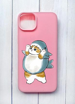 Матовый чехол на iphone 15 plus розовый :: котенок акула (принт 379)