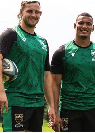 Крутая тренировочная футболка macron northampton saints. l сост. нового