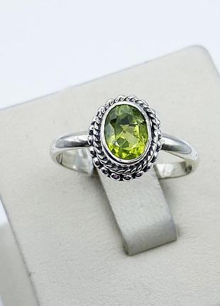 Кольцо серебряное с хризолитом 17 2,85 г