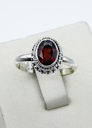 Каблучка срібна з гранатом 18 2,67 г