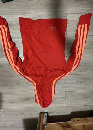 Продаю яскравий червоний лонгслів з капюшоном від adidas