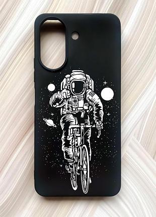 Матовый черный чехол на xiaomi redmi 13c/poco c65 космонавт на велосипеде (принт 399)