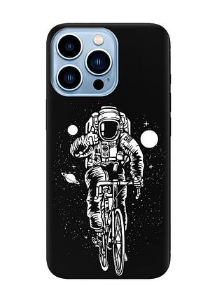 Матовый черный чехол на apple iphone 13 pro max космонавт на велосипеде (принт 399)