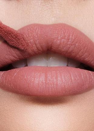 Жидкая матовая помада charlotte tilbury airbrush flawless lip blur в оттенке pillow talk 6,8 мл