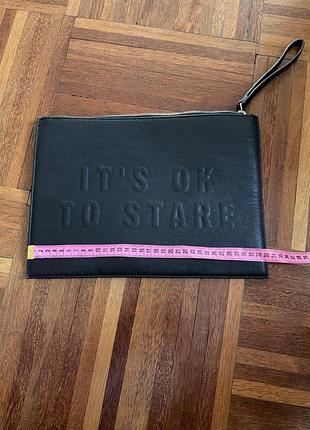 Новий чорний клатч конверт із тисненим написом "it's ok to stare" (дивитися дозволено") бренду express usa 🇺🇸