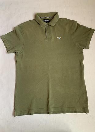 Це бавовняне поло barbour tartan pique polo темно-зеленого кольору з вишитим логотипом на грудях.