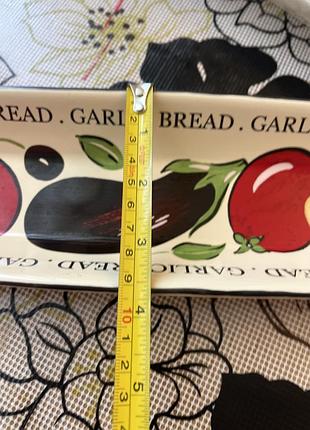 Вінтажні керамічні блюда для часникового хліба від rayware у візерунку market garden. 3