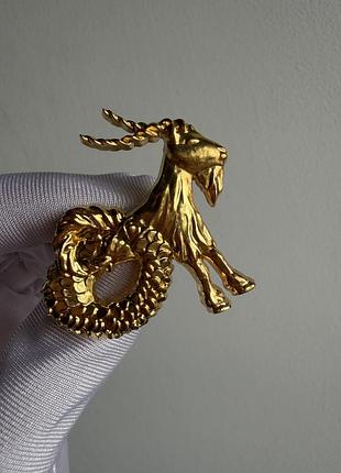 Металева брошка знак зодіаку козеріг золота — стильна прикраса capricorn