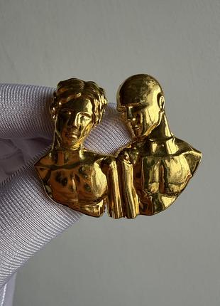 Металева брошка знак зодіаку близнюки золота — стильна прикраса gemini