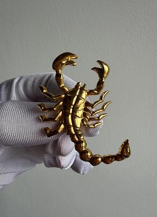 Металева брошка знак зодіаку скорпіон золота — scorpio стильна прикраса
