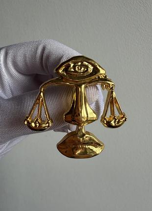 Металева брошка знак зодіаку терези золота — libra прикраса ваги баланс