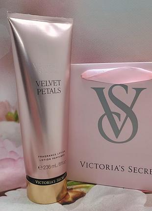 Увлажняющий лосьон для тела velvet petals victoria’s secret.
оригинал из америкы